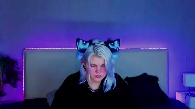 JoannLowe online show from February 10, 8:31 pm