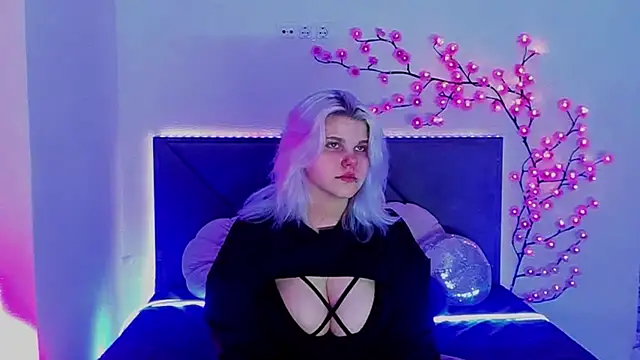 JoannLowe online show from April 8, 7:25 pm