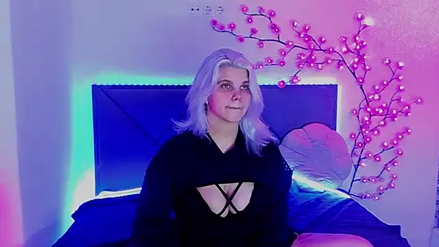 JoannLowe online show from June 11, 12:32 am