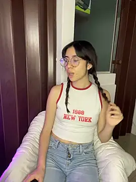 Snapshot of Catyloves chatting on December 13, 4:11 am Catyloves online show from December 13, 4:11 am