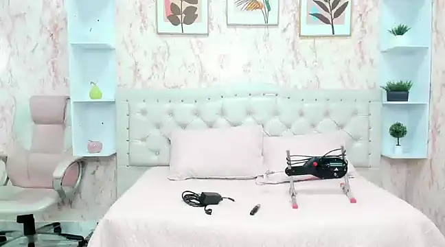 VICTORIA HOUSTON online show from January 24, 10:00 am