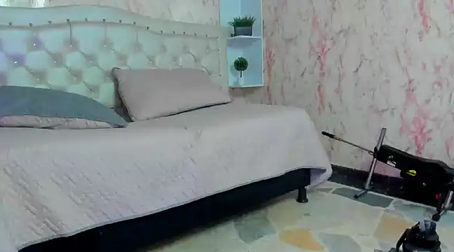 VICTORIA HOUSTON online show from March 10, 11:06 pm