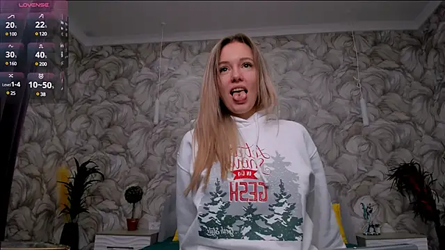 Snapshot of foxy_blond chatting on February 24, 3:33 am foxy blond online show from February 24, 3:33 am