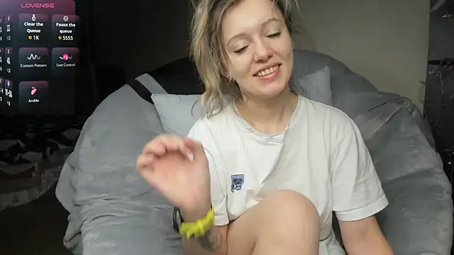 Snapshot of foxy_blond chatting on March 5, 3:29 am foxy blond online show from March 5, 3:29 am