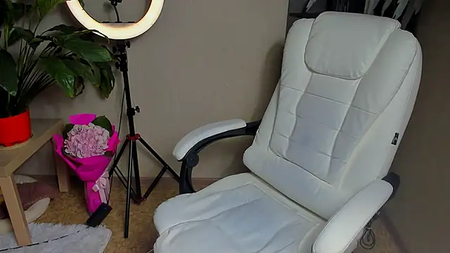 Snapshot of foxy_blond chatting on October 6, 12:19 am foxy blond online show from October 6, 12:19 am