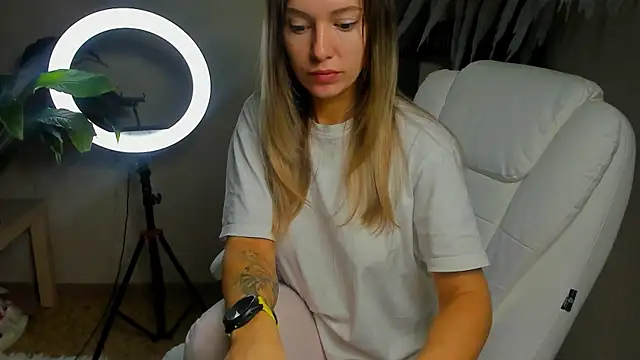 Snapshot of foxy_blond chatting on October 22, 11:26 pm foxy blond online show from October 22, 11:26 pm