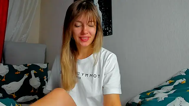 Snapshot of foxy_blond chatting on November 3, 12:13 am foxy blond online show from November 3, 12:13 am