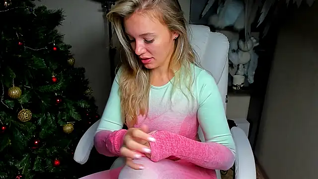 Snapshot of foxy_blond chatting on December 4, 12:31 am foxy blond online show from December 4, 12:31 am