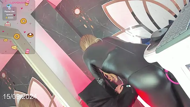 Snapshot of nayshalopestss chatting on December 15, 1:11 pm nayshalopestss online show from December 15, 1:11 pm