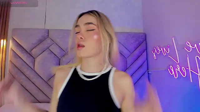 Lucy Vega online show from December 5, 11:49 am