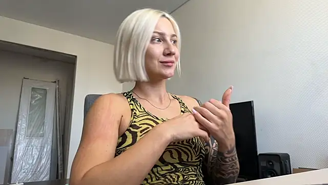 Snapshot of AnneBall chatting on June 4, 8:20 am AnneBall online show from June 4, 8:20 am