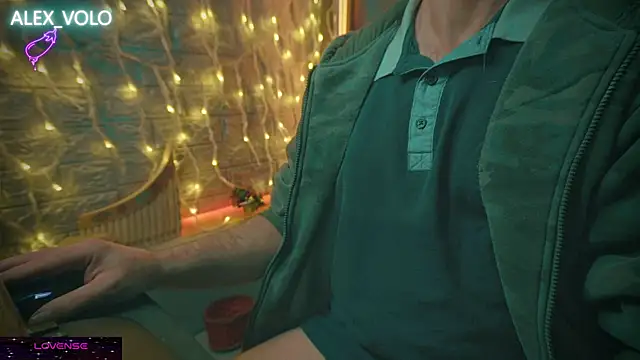 Snapshot of alex-volo chatting on December 22, 2:28 am alex-volo online show from December 22, 2:28 am