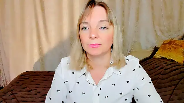 Snapshot of Regina__blue chatting on November 2, 2:30 pm Regina blue online show from November 2, 2:30 pm