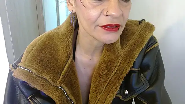 Snapshot of AlexandraJones_ chatting on February 13, 8:06 am AlexandraJones online show from February 13, 8:06 am