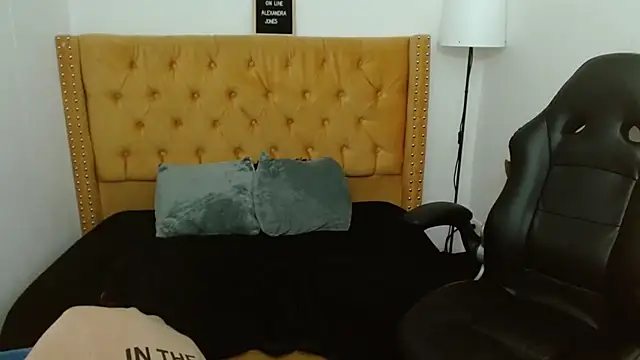 Snapshot of AlexandraJones_ chatting on March 1, 11:06 am AlexandraJones online show from March 1, 11:06 am