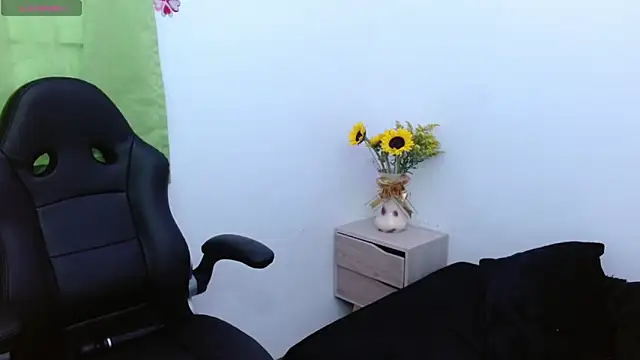 Snapshot of AlexandraJones_ chatting on October 20, 9:37 pm AlexandraJones online show from October 20, 9:37 pm