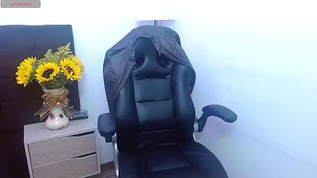 Snapshot of AlexandraJones_ chatting on October 27, 10:19 am AlexandraJones online show from October 27, 10:19 am