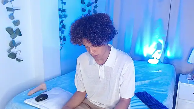 Snapshot of nickolas_moon chatting on February 4, 10:34 pm nickolas moon online show from February 4, 10:34 pm