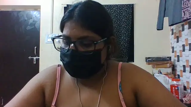 Snapshot of Hotmilfxox chatting on June 3, 2:33 pm Hotmilfxox online show from June 3, 2:33 pm
