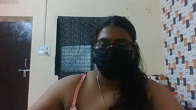 Snapshot of Hotmilfxox chatting on June 10, 8:24 am Hotmilfxox online show from June 10, 8:24 am