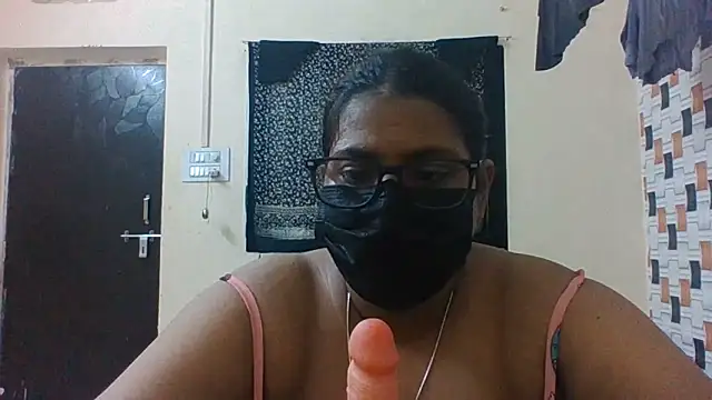 Snapshot of Hotmilfxox chatting on June 20, 9:01 am Hotmilfxox online show from June 20, 9:01 am