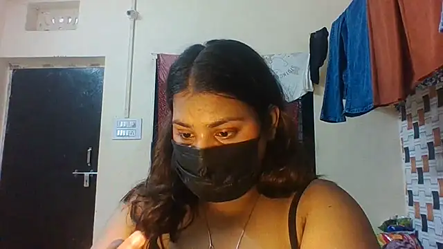 Snapshot of Hotmilfxox chatting on July 3, 8:21 am Hotmilfxox online show from July 3, 8:21 am