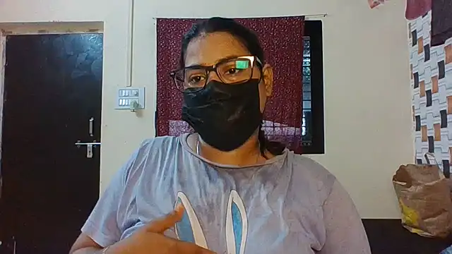 Snapshot of Hotmilfxox chatting on July 15, 7:46 am Hotmilfxox online show from July 15, 7:46 am