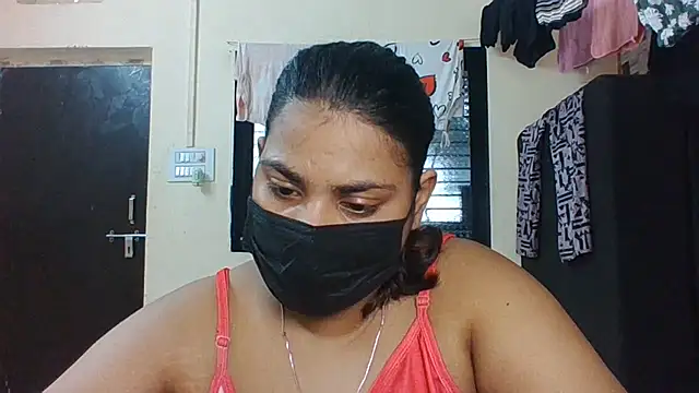 Snapshot of Hotmilfxox chatting on July 18, 8:18 am Hotmilfxox online show from July 18, 8:18 am