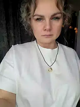 Snapshot of candy_queeen chatting on December 8, 7:43 pm candy queeen online show from December 8, 7:43 pm