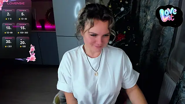 Snapshot of candy_queeen chatting on December 8, 10:47 pm candy queeen online show from December 8, 10:47 pm