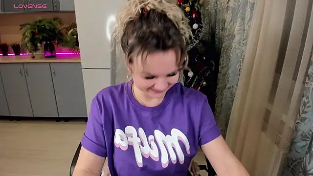 Snapshot of candy_queeen chatting on December 21, 7:38 pm candy queeen online show from December 21, 7:38 pm