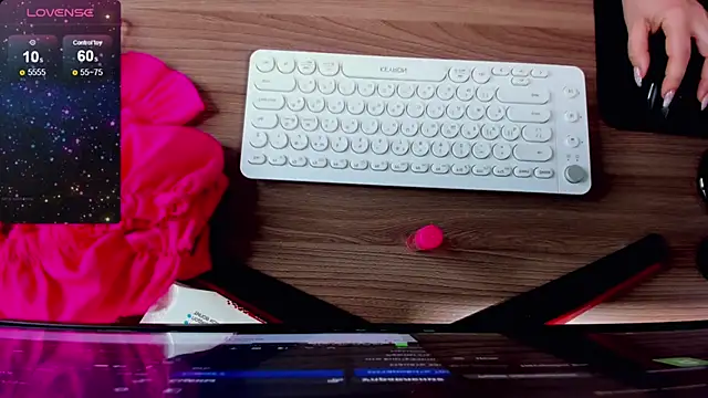 Snapshot of candy_queeen chatting on January 6, 5:08 am candy queeen online show from January 6, 5:08 am