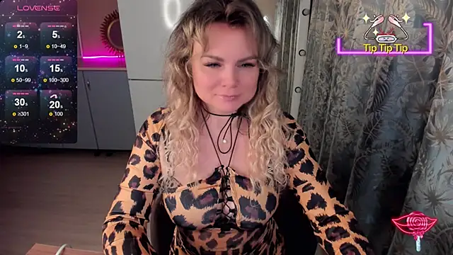 Snapshot of candy_queeen chatting on January 15, 1:45 am candy queeen online show from January 15, 1:45 am