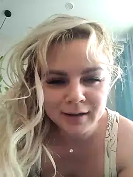 Snapshot of candy_queeen chatting on February 26, 4:47 am candy queeen online show from February 26, 4:47 am