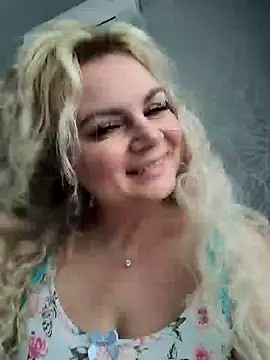 Snapshot of candy_queeen chatting on February 28, 3:37 am candy queeen online show from February 28, 3:37 am