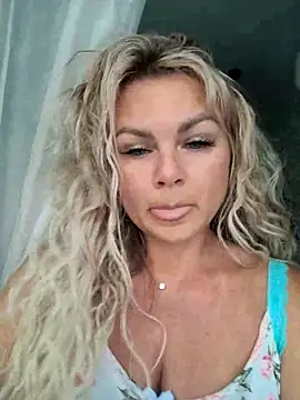 Snapshot of candy_queeen chatting on March 19, 3:20 am candy queeen online show from March 19, 3:20 am