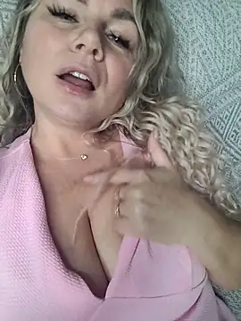 Snapshot of candy_queeen chatting on September 28, 4:45 pm candy queeen online show from September 28, 4:45 pm