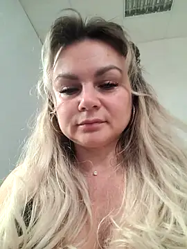 Snapshot of candy_queeen chatting on October 12, 4:44 am candy queeen online show from October 12, 4:44 am