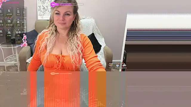 Snapshot of candy_queeen chatting on October 20, 12:27 pm candy queeen online show from October 20, 12:27 pm