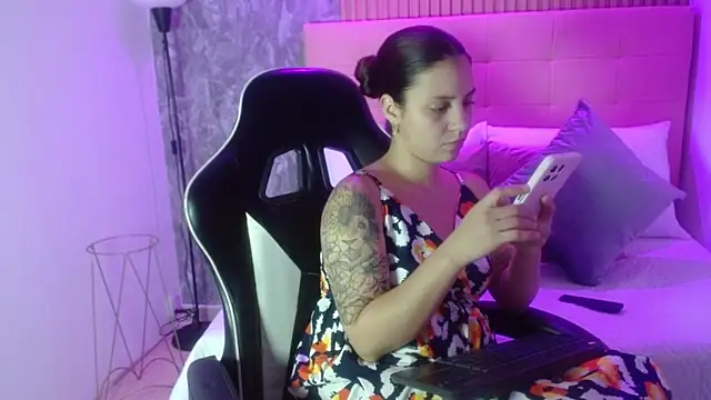 melody  bleir online show from September 25, 8:56 pm