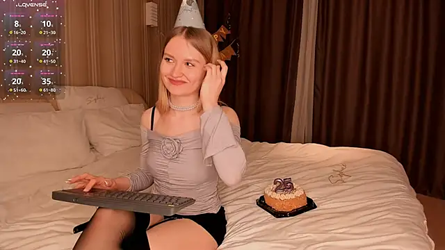 Snapshot of IsabellaTorrance chatting on December 21, 7:49 pm IsabellaTorrance online show from December 21, 7:49 pm