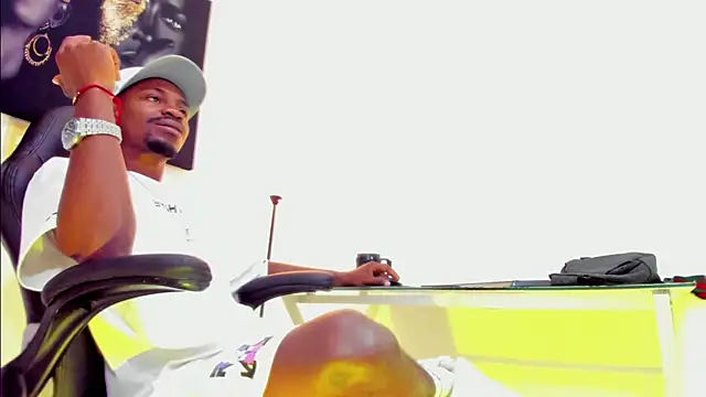 Snapshot of Thomas_shelbys chatting on February 23, 3:24 am Thomas shelbys online show from February 23, 3:24 am