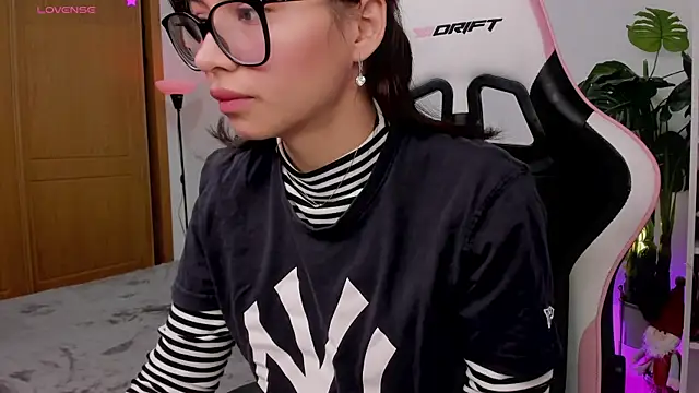 Snapshot of Adriennesexxx chatting on December 16, 12:27 pm Adriennesexxx online show from December 16, 12:27 pm