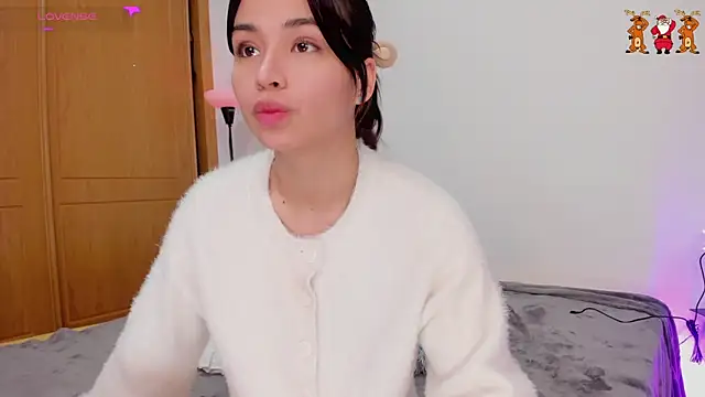 Snapshot of Adriennesexxx chatting on December 17, 2:55 pm Adriennesexxx online show from December 17, 2:55 pm