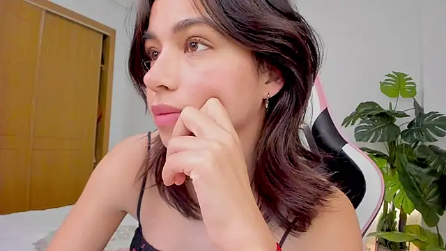 Snapshot of Adriennesexxx chatting on January 31, 2:28 pm Adriennesexxx online show from January 31, 2:28 pm