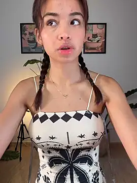Snapshot of Adriennesexxx chatting on June 5, 9:59 am Adriennesexxx online show from June 5, 9:59 am