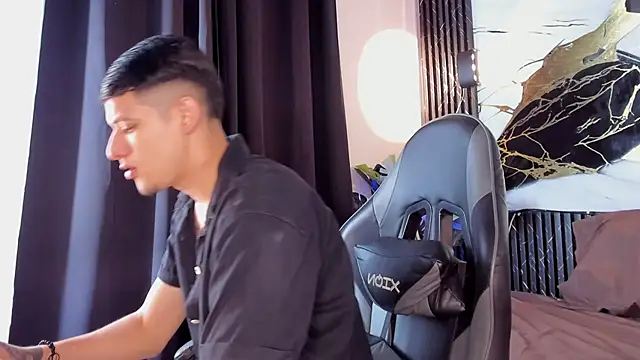 Snapshot of kyle_smithxx chatting on December 13, 10:26 pm kyle smithxx online show from December 13, 10:26 pm