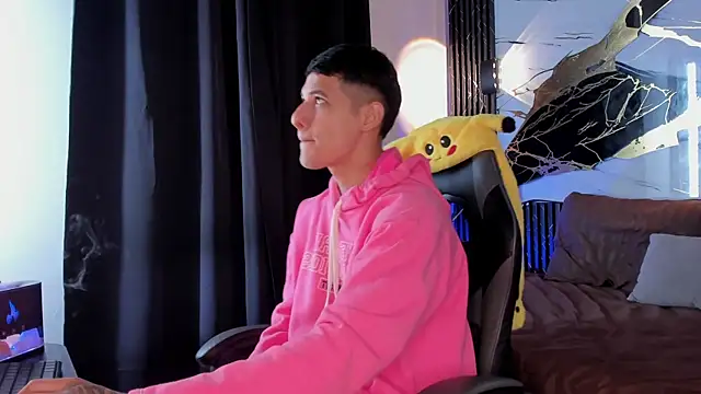 Snapshot of kyle_smithxx chatting on December 15, 5:01 am kyle smithxx online show from December 15, 5:01 am