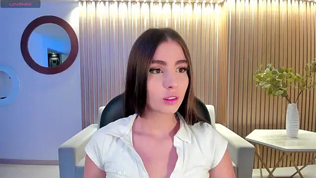 Snapshot of DolcieElliot chatting on December 21, 12:06 pm DolcieElliot online show from December 21, 12:06 pm