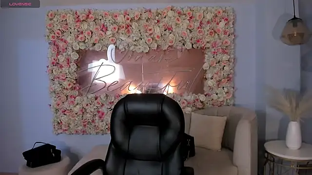 Snapshot of DolcieElliot chatting on January 7, 11:26 am DolcieElliot online show from January 7, 11:26 am